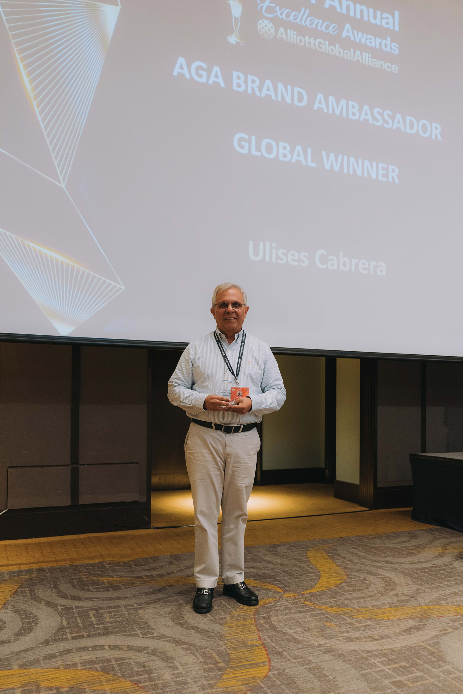 Ulises-Cabrera-gana-premio-Global-Brand-Ambassador-3